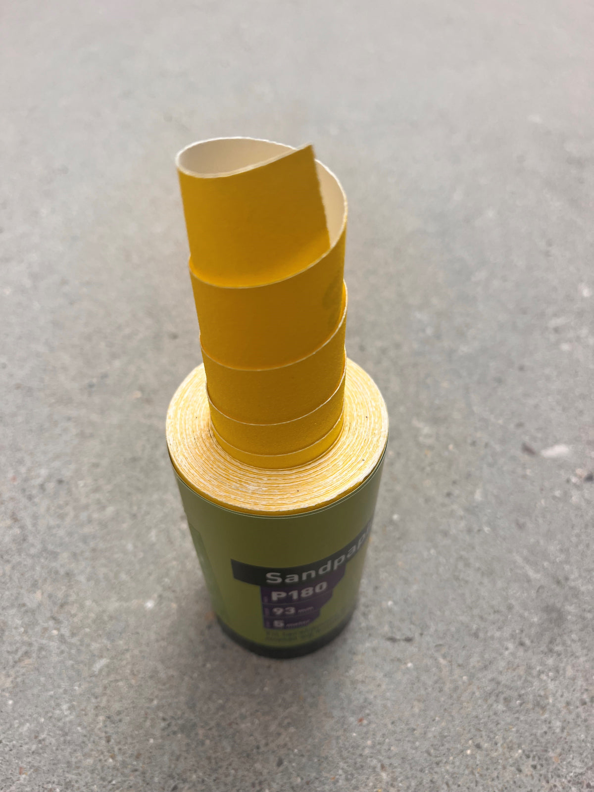 Sandpapir 93 mm x 5 meter korn 180